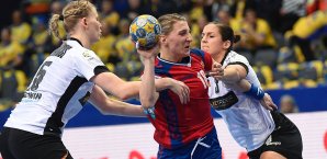 Isabell Klein (r.) fällt für das letzte Hauptrundenspiel der EM aus Isabell Klein