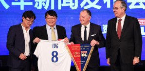 Jean-Michel Aulas (2.v.r) bringt derzeit eine Kooperation mit einem chinesischen Investor unter Dach und Fach Jean-Michel Aulas