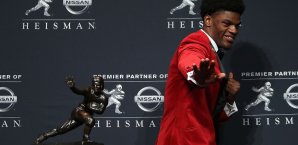 Lamar Jackson ist der erste Cardinals-Spieler, der die Heisman Trophy gewann Lamar Jackson