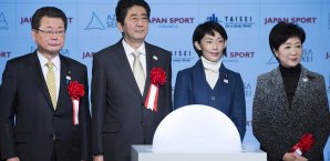 Ministerpräsident Shinzo Abe (2.v.l.) war der prominenteste Teilnehmer der Zeremonie in Tokio Olympia 2020