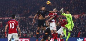 Curtis Davies im Zweikampf mit Calum Chambers Premier League