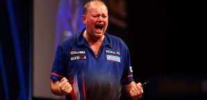 Barney steht im Halbfinale Raymond van Barneveld