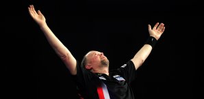 Barney konnte The Power aus dem Turnier kegeln Raymond van Barneveld