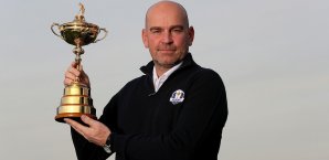 Thomas Björn posiert schon mal mit dem Ryder Cup Thomas Björn