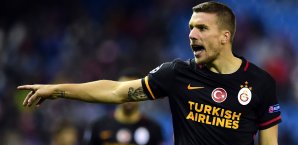 Lukas Podolski bleibt im Spiel blass International