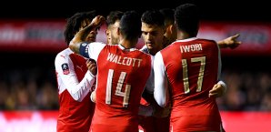 Die Arsenal-Spieler bejubeln Theo Walcotts 100. Treffer für den Klub Arsenal