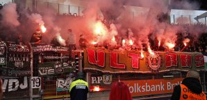 Im Derby gegen Braunschweig brannten die Hannoveraner Fans Pyrotechnik ab Hannover 96