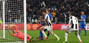 Mario Mandzukic am Eigentor von Lukasz Skorupski beteiligt Mario Mandzukic