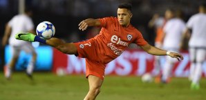 Neben Kyle Walker soll es den Bayern auch Alexis Sanchez angetan haben Alexis Sanchez