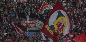 Bayern Fans schmissen Papierrollen vor Spielbeginn auf das Feld FC Bayern München