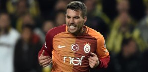 Lukas Podolski sah kurz nach der Halbzeit die gelb-rote Karte Lukas Podolski