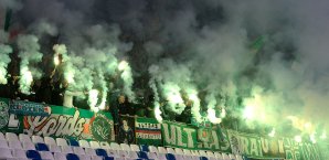 Rapid-Ultras stellen ihren Klub an einer Autobahn-Raststätte zur Rede Rapid Wien