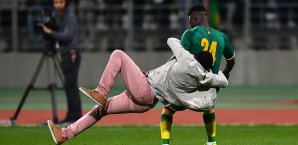 Das Länderspiel zwischen Senegal und der Elfenbeinküste wurde von einem Platzsturm gestoppt Senegal, Elfenbeinlüste