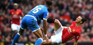Zlatan Ibrahimovic und Tyrone Mings lieferten sich ein hitziges Duell Zlatan Ibrahimovic