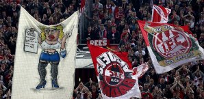 Die Fans des 1. FC Köln hielten ein geschmackloses Plakat in die Höhe 1. FC Köln