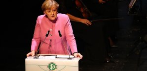Angela Merkel gilt seither als Fan der deutschen Nationalmannschaft Angela Merkel