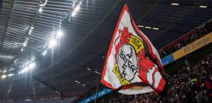 Die Fans von Bayer Leverkusen konfrontieren die Spieler Bayer 04 Leverkusen