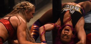 Charlotte Flair (l.) kassierte ordentlich Prügel Charlotte Flair
