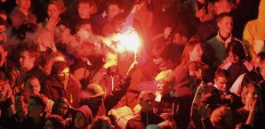 Wegen Feuerwerkskörpern wurde das Spiel zwei mal unterbrochen Fans