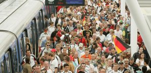 Viele Fans reisen mit der Bahn zu Fußballspielen - Leider nicht immer friedlich Fußballfans