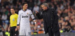 Jose Mourinho und Mesut Özil kennen sich bereits aus der gemeinsamen Zeit bei Real Madrid Jose Mourinho, Mesut Özil