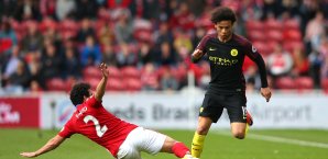 Leroy Sane dribbelt an Fabio da Silva vorbei Leroy Sane