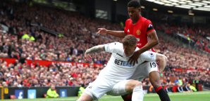 Alfie Mawson im Zweikampf mit Marcus Rashford Marcus Rashford