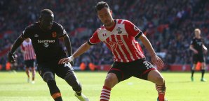 Maya Yoshida (re.) im Zweikampf mit Oumar Niasse (li.) Maya Yoshida