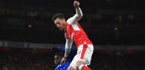 Campbell glaubt dass Özil bei den Gunners bleibt Mesut Özil
