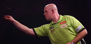 Michael van Gerwen kann mit zwei Siegen als Nummer eins in die Playoffs einziehen Michael van Gerwen