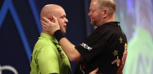 Michael van Gerwen ließ Geburtstagskind Raymond van Barneveld keine Chance Michael van Gerwen