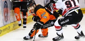 Grizzlys Wolfsburgs Nicholas Johnson knockt versehentlich einen Linienrichter aus Nicholas Johnson