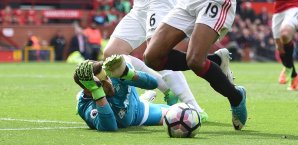 Rashford geht vor dem Kontakt zu Boden Rashford