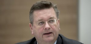 Reinhard Grindel ist gegen eine Austragung des DFB-Pokalfinals im Ausland