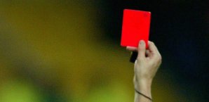Ein Spieler in Portugal sah nach einem Kniestoß gegen den Schiedsrichter die rote Karte Rote Karte