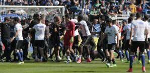 Anhänger vom SC Bastia attackieren die Gästeprofis beim Aufwärmen SC Bastia