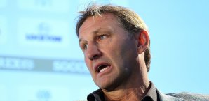 Tony Adams folgt auf den entlassenen Coach Lucas Alcaraz Tony Adams