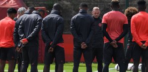 Einen Tag nach dem Anschlag hielten die Spieler von Manchester eine Schweigeminute ab Manchester United