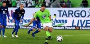Mario Gomez verwandelte im Relegations-Hinspiel einen umstrittenen Elfmeter zum Siegtor Mario Gomez