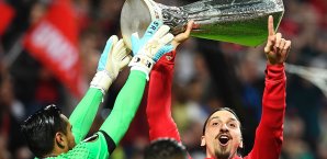 Trotz Verletzung ließ es sich Ibrahimovic nicht nehmen den Europa-League-Gewinn zu feiern Zlatan Ibrahimovic