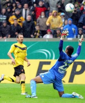 Abschluss eines der großen Pokalspiele unserer Zeit: Alexander Schnetzlers 4:3 gegen Leverkusen Alexander Schnetzler, David Yelldell, Bayer Leverkusen, Dynamo Dresden