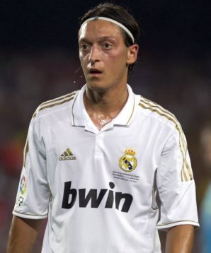 Mesut Özil sah die Rote Karte Özil Real 400x480