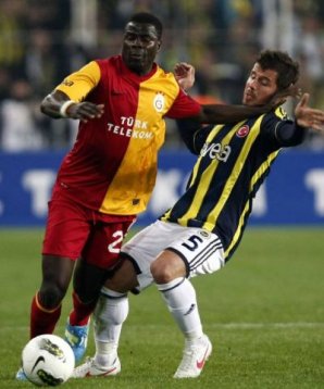 Emmanuel Eboue und Emre Belozoglu im Zweikampf