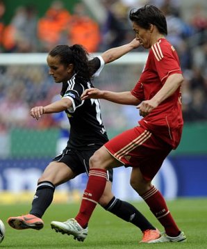 Fatmine Bajramaj, Nicole Cross, FC Bayern, FFC Frankfurt