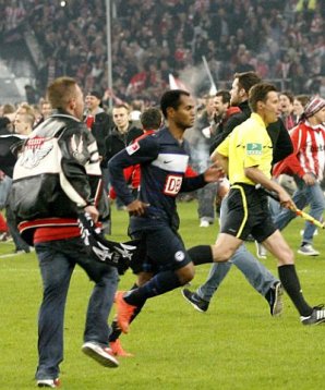 Fortuna Düsseldorf, Relegation, Hertha BSC, Platzsturm, Zuschauer, Fans