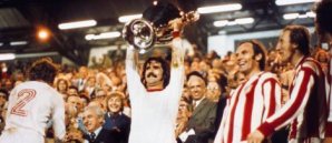 Gerd Müller stemmt den Landesmeister-Pokal nach dem ersten Titel 1974 gerd Müller Landesmeister-pokal