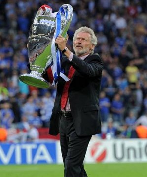 Paul Breitner durfte vor dem Spiel den Pokal noch in die Arena bringen Paul Breitner, Bayern München, Elfmeterschießen, Chelsea, Kritik, Champions League, Finale