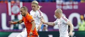 EM 2012, Dänemark, Niederlande, Simon Kjaer, Niki Zimling (R) of Denmark try to stop Wesley Sneijder