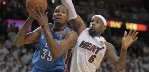 Kevin Durant und LeBron James unterm Korb