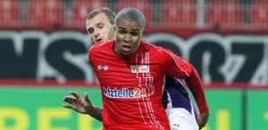 Chinedu Edu,Rene Klingbeil,Zweikampf,Union Berlin,Aue